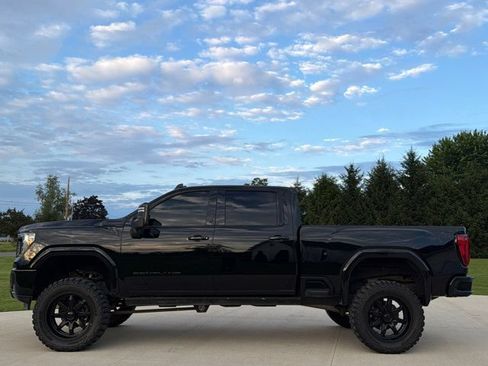 Used 2021 GMC Sierra 2500 Denali w/ Denali Black Diamond Edition AWD/4WD image 2