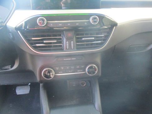 Used 2020 Ford Escape SE image 12
