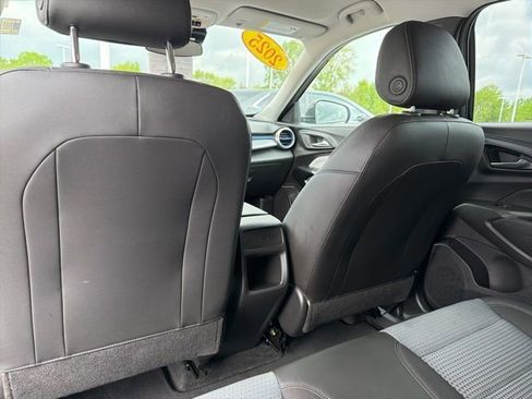 Used 2025 Chevrolet Trax LT w/ LT Convenience Package FWD image 17
