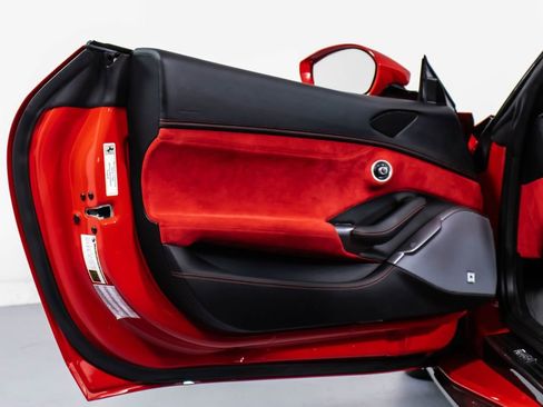 Certified 2019 Ferrari Portofino RWD image 35