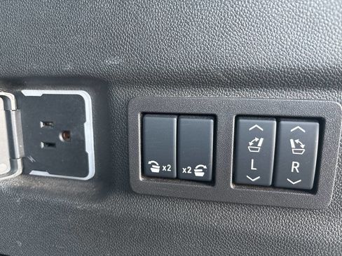 Used 2025 GMC Yukon XL Denali image 36