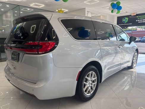Used 2024 Chrysler Pacifica Touring-L FWD image 12