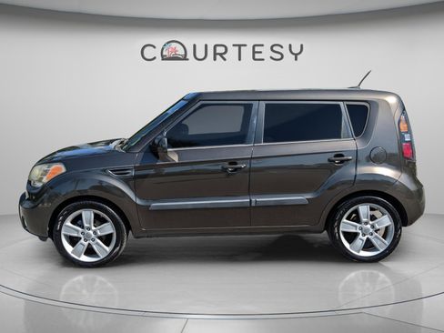 Used 2011 Kia Soul ! FWD image 2
