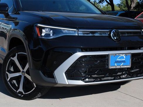 Certified 2025 Volkswagen Taos SEL image 3