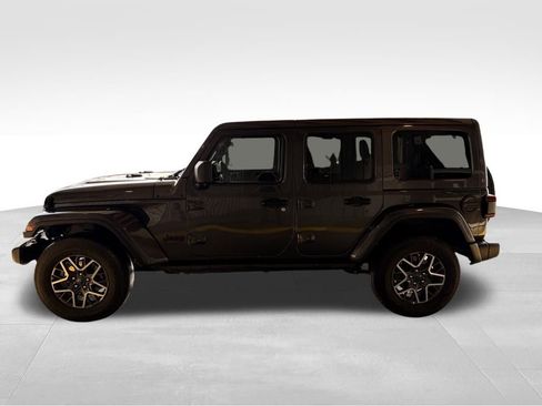 Used 2025 Jeep Wrangler Sahara image 2