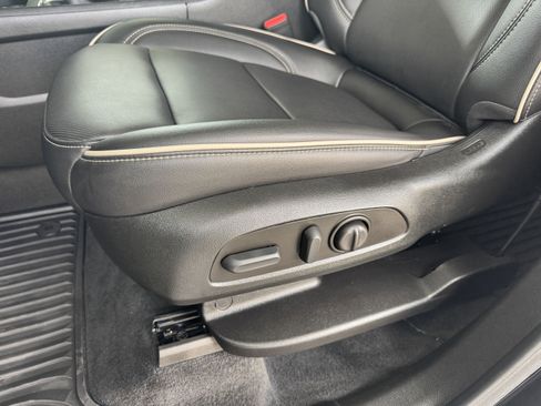 Used 2023 Chevrolet Traverse Premier image 13