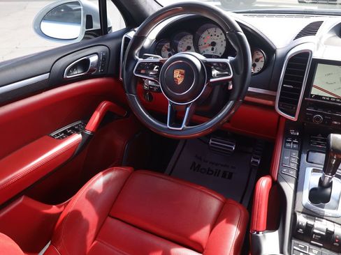 Used 2016 Porsche Cayenne Turbo S image 21