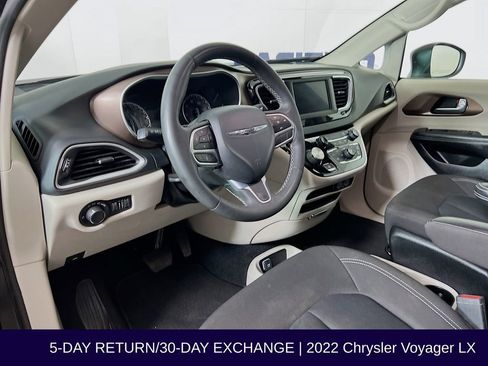 Used 2022 Chrysler Voyager LX image 11