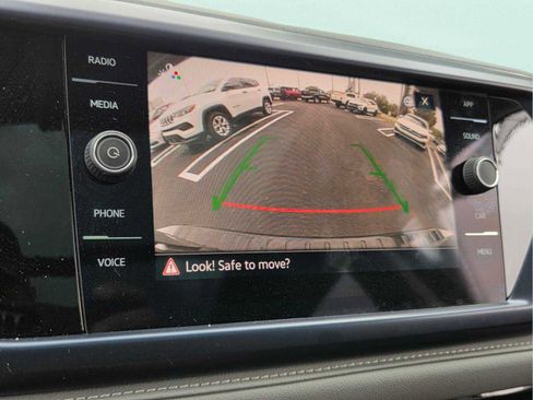 Used 2024 Volkswagen Taos SE w/ Panoramic Sunroof Package image 29