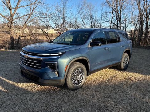 New 2026 Chevrolet Traverse LT image 1