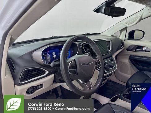 Used 2023 Chrysler Pacifica Touring-L FWD image 11
