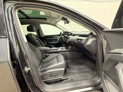Used 2021 Audi e-tron Premium w/ Convenience Plus Package image 37