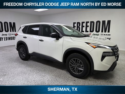 Used 2024 Nissan Rogue S FWD image 3