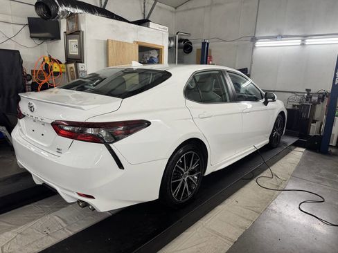 Used 2022 Toyota Camry SE AWD/4WD image 3