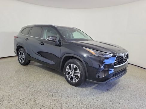 Used 2024 Toyota Highlander XLE FWD image 4
