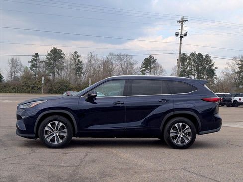 Used 2022 Toyota Highlander XLE FWD image 2