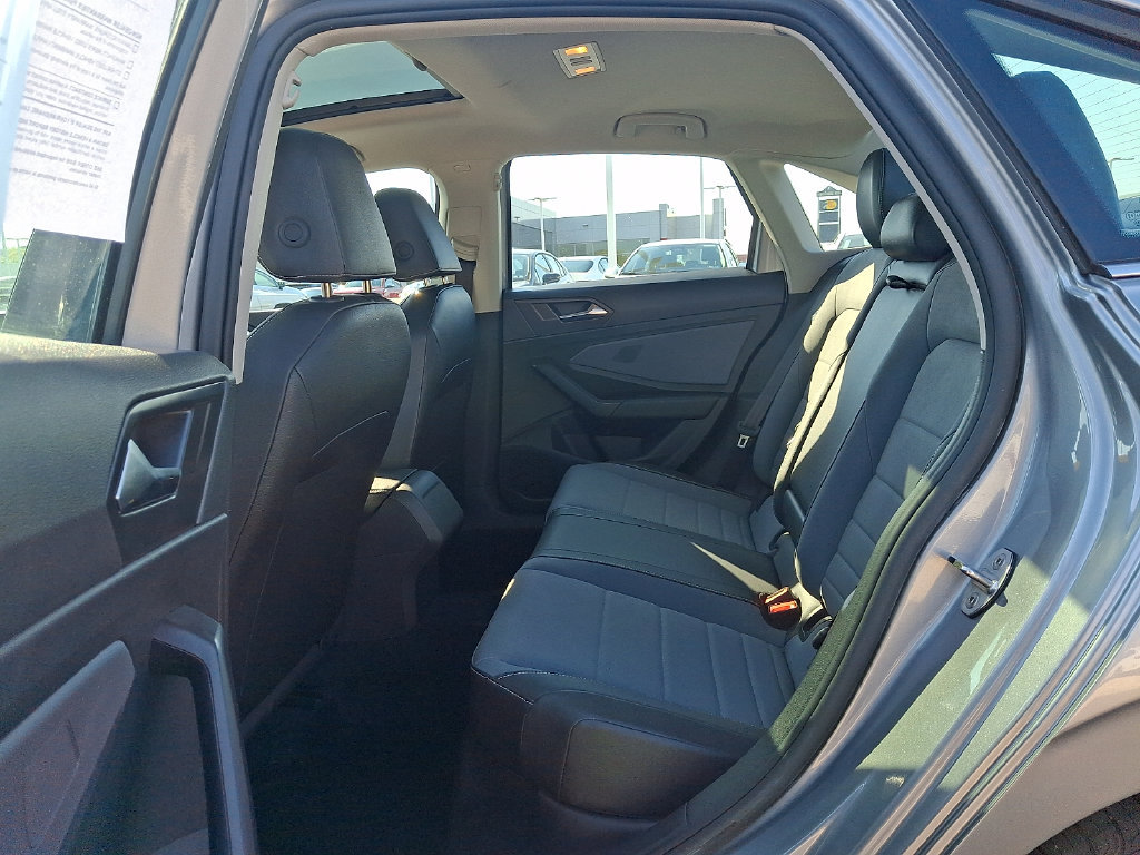 Used 2025 Volkswagen Jetta SE FWD image 10