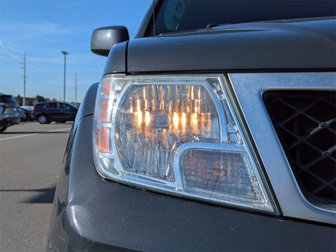 Used 2015 Nissan Frontier PRO-4X image 40