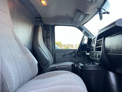 Used 2019 Chevrolet Express 2500 RWD image 16