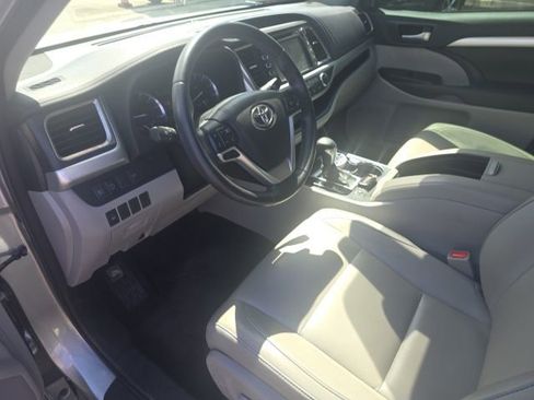 Used 2018 Toyota Highlander XLE image 18