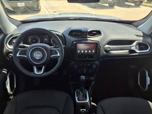 Used 2018 Jeep Renegade Latitude FWD image 11