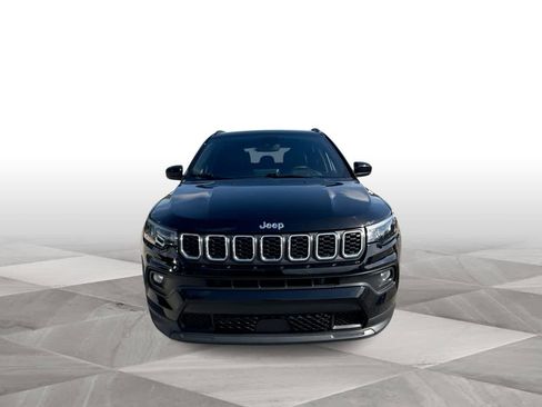 Used 2025 Jeep Compass Latitude AWD/4WD image 3