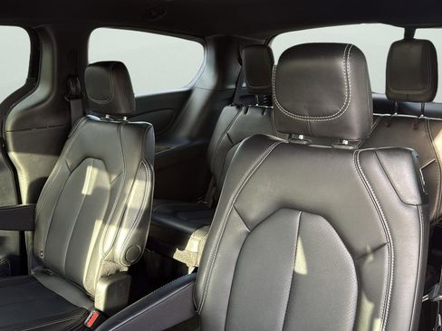 Used 2025 Chrysler Pacifica Select image 28