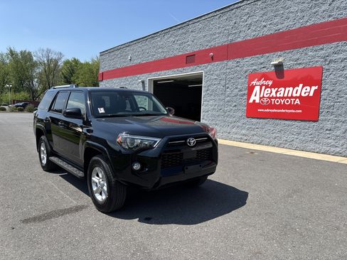 Used 2020 Toyota 4Runner SR5 AWD/4WD image 1