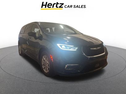 Used 2025 Chrysler Pacifica Select