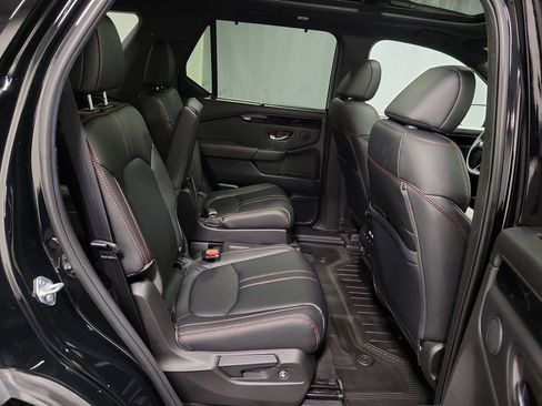 Used 2025 Honda Pilot TrailSport image 28
