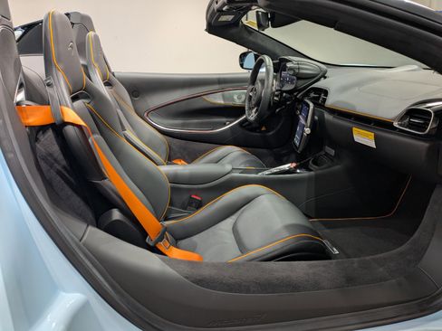 Used 2025 McLaren Artura Spider image 25