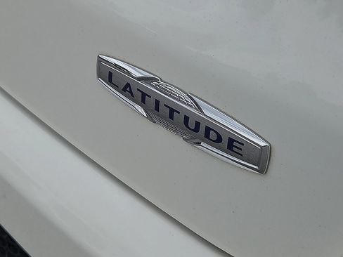 Used 2018 Jeep Compass Latitude w/ Popular Equipment Group AWD/4WD image 8