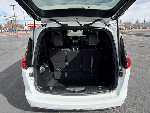 Used 2025 Chrysler Pacifica Select image 30