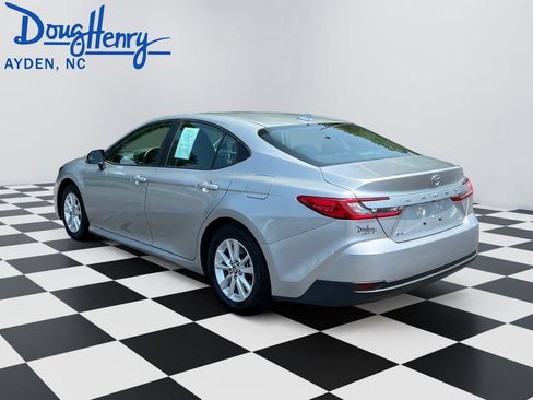 Used 2025 Toyota Camry SE FWD image 3