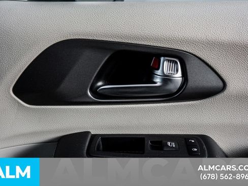 Used 2023 Chrysler Pacifica Touring-L FWD image 46