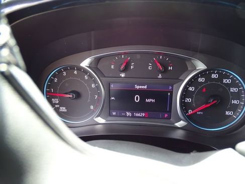 Used 2023 Chevrolet Traverse LT w/ Rear Camera Mirror Package FWD image 14