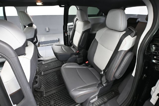 Used 2021 Toyota Sienna XSE FWD image 28