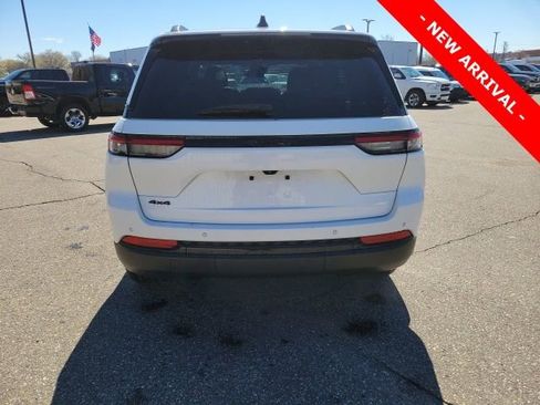 Used 2022 Jeep Grand Cherokee Altitude image 4