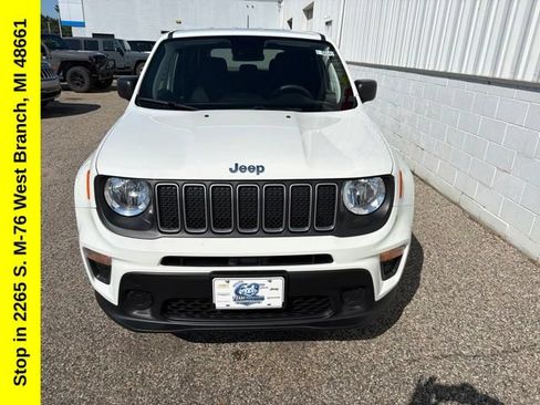 Used 2023 Jeep Renegade Latitude AWD/4WD image 4