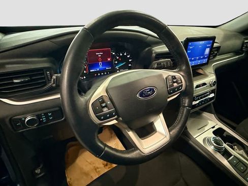 Used 2021 Ford Explorer XLT image 12