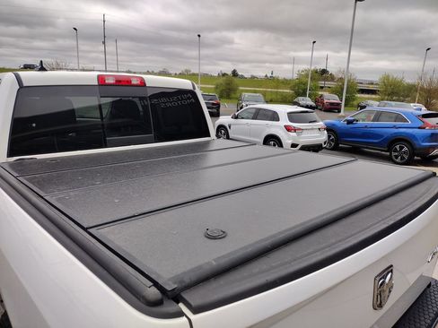 Used 2019 RAM 1500 Classic SLT w/ SLT Plus D←cor Group AWD/4WD image 17