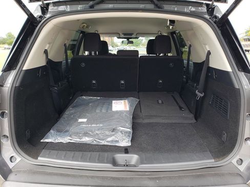 Certified 2025 Nissan Pathfinder SV image 8