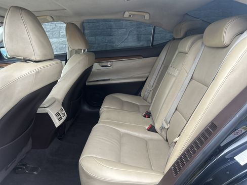 Used 2017 Lexus ES 300h w/ Navigation System Package FWD image 29