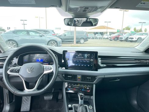 Used 2025 Volkswagen Jetta SE image 33