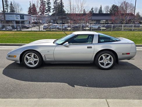 Used 1996 Chevrolet Corvette Coupe image 2