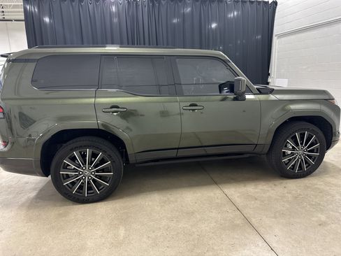 Used 2025 Lexus GX 550 w/ Accessory Package (2T) AWD/4WD image 13
