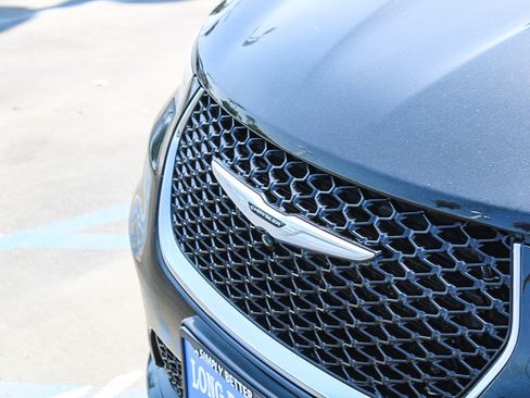 Used 2024 Chrysler Pacifica Limited FWD image 6