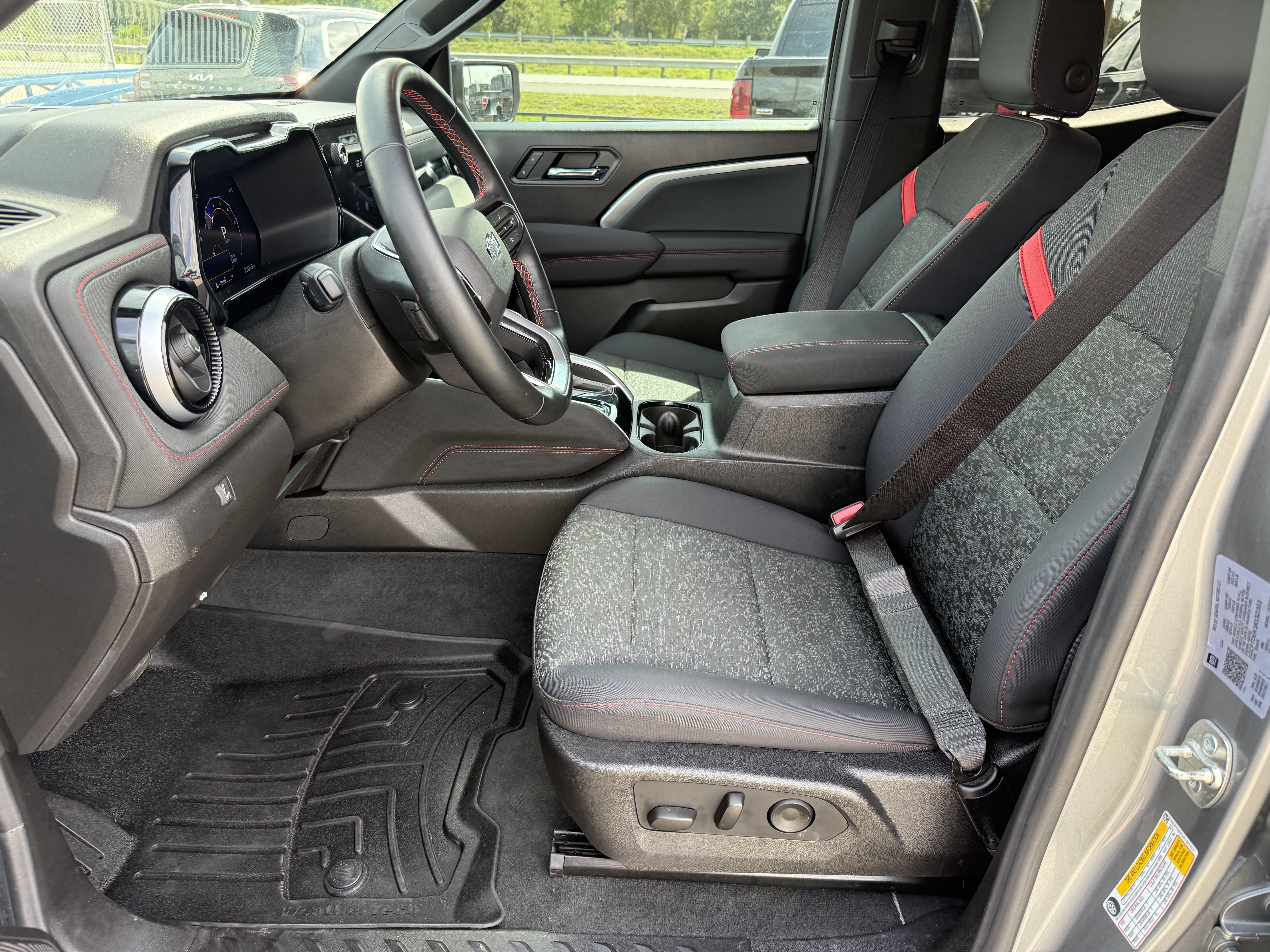 Used 2024 Chevrolet Colorado Z71 w/ Z71 Convenience Package 2 AWD/4WD image 15