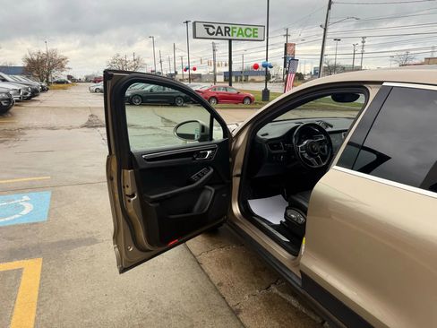 Used 2018 Porsche Macan S image 19