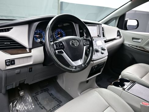 Used 2020 Toyota Sienna XLE FWD image 11